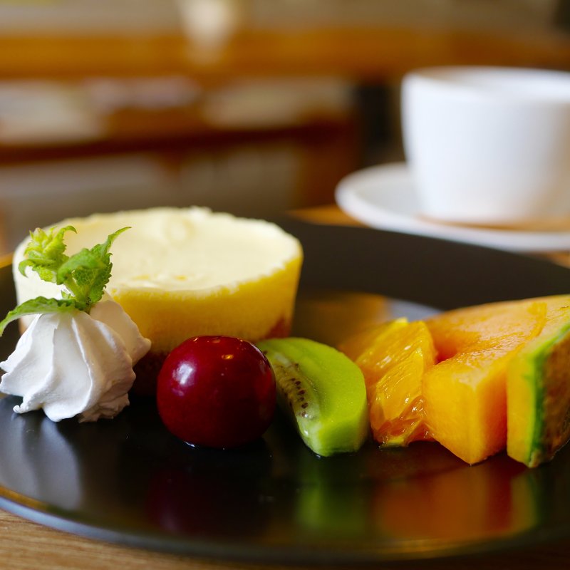 チーズケーキスペキュロス・フルーツを添えて(Cafe&Gallery Fran)