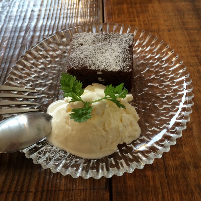 濃厚ブラウニー バニラアイス添え(Ozu Cafe)