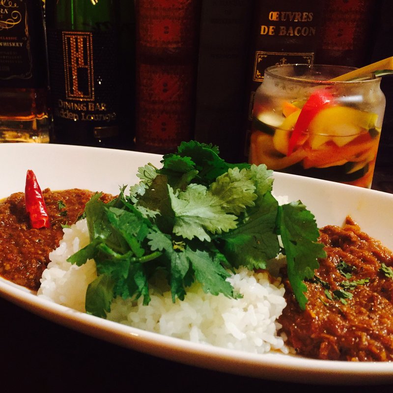 あいがけカレー パクチートッピング(麻布十番 BAR 新海)