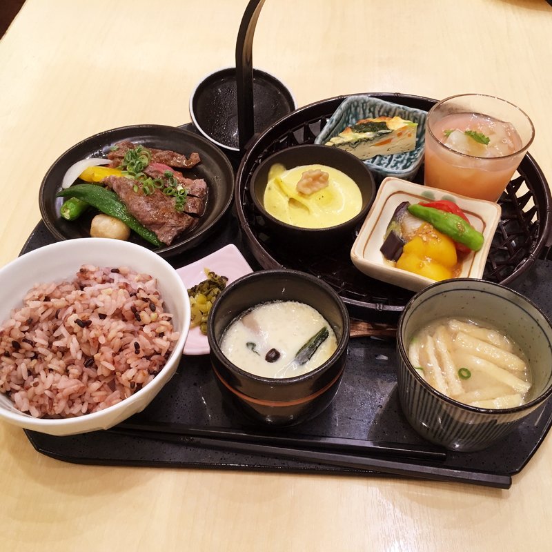 季節御膳とサーロインステーキ(はーべすと 岩田屋新館)