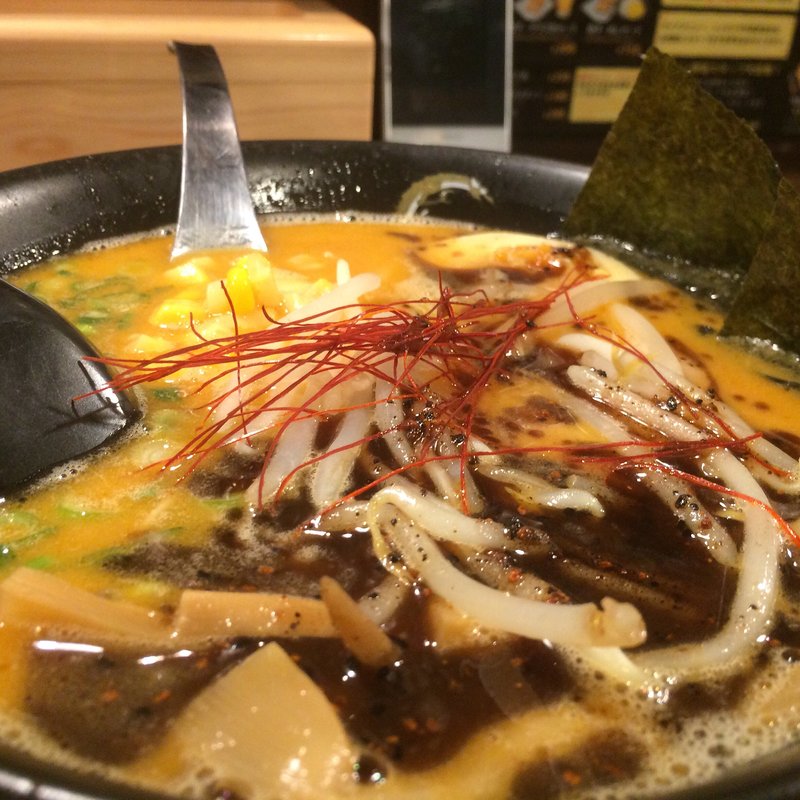 豚骨ラーメン(黒)(ラーメン康竜 那覇松山店 （コウリュウ）)