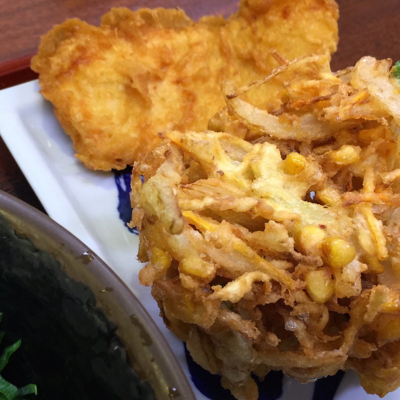 とうもろこしのかき揚げと鶏ささみ天(つるまる饂飩 piole姫路ごちそう館店)