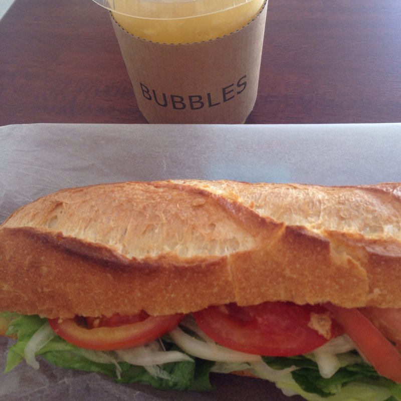 カレーフムスサンドとフレッシュジュース(juice stand BUBBLES 青山)