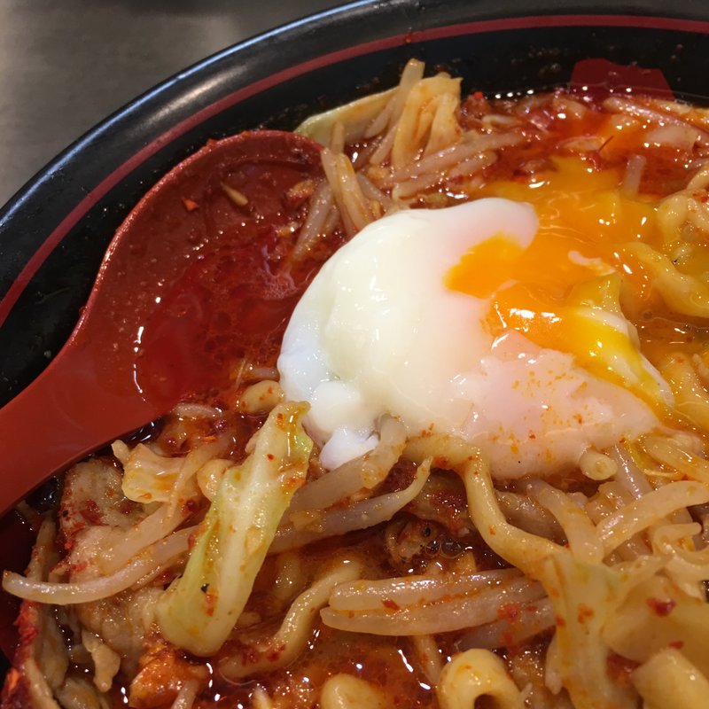 鬼紅ラーメン（温玉）(麺創研 紅-KURENAI-)