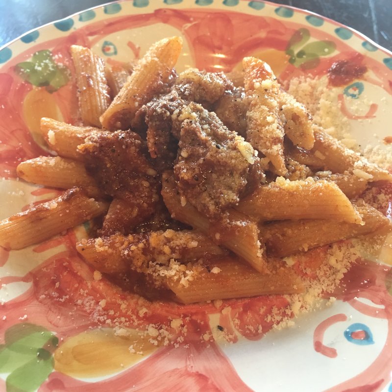 国産牛肩ロースのトマトソース煮のペンネ(ピッツェリア ジターリア ダ フィリッポ)