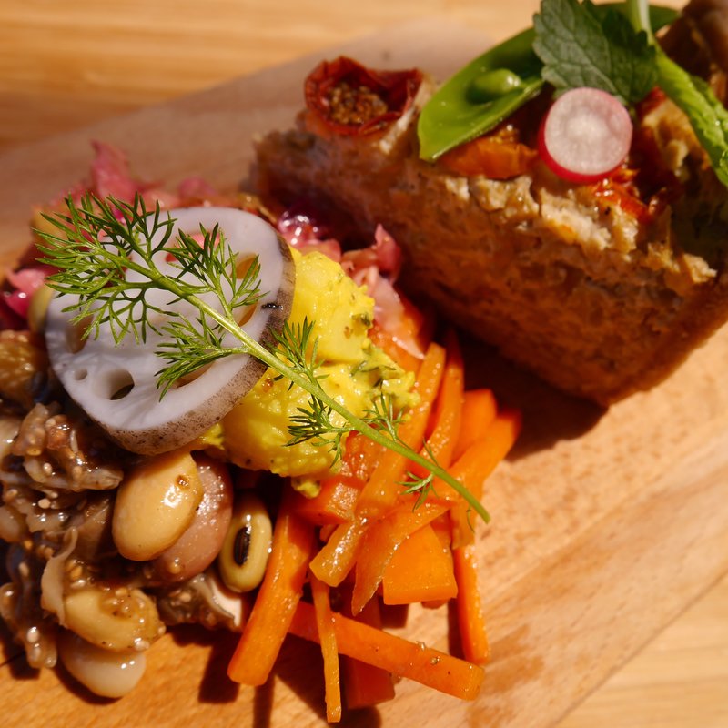 季節の高原野菜とプチトマトの自家製ヴィーガンキッシュ(アールケイ ガーデン （RK GARDEN ）)