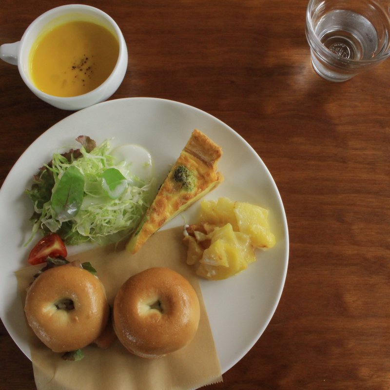 キッシュとベーグルセット(カフェ　ヴィアーレ　ベーグルストア)