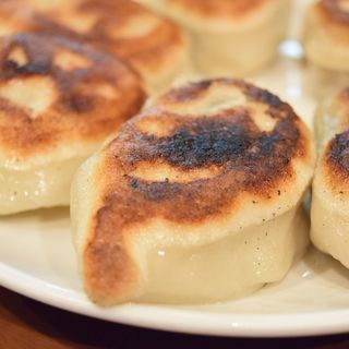パリパリの食感と具材のうまみ！焼き餃子を新宿で食す