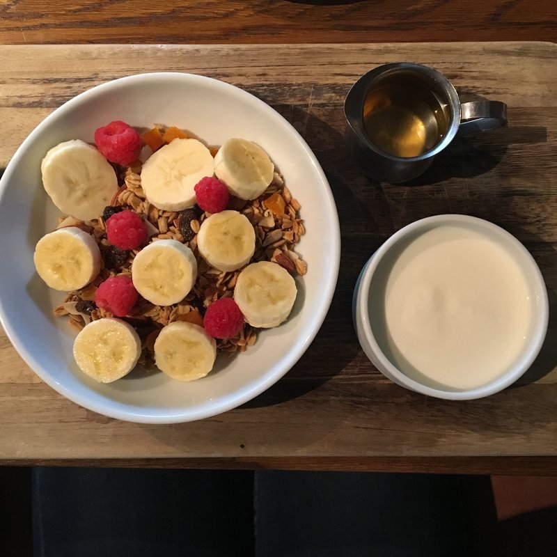 ホームメイドグラノーラ、フレッシュフルーツ、アカシヤ蜂蜜、ヨーグルト(IVY PLACE)