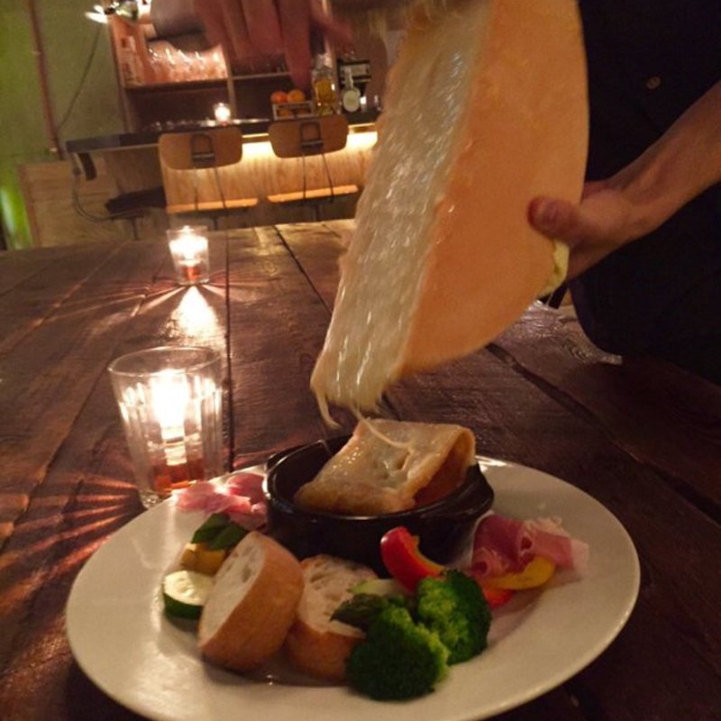 ラクレットオーブンで香ばしく暖めたラクレットチーズ！！(freehand AOYAMA )