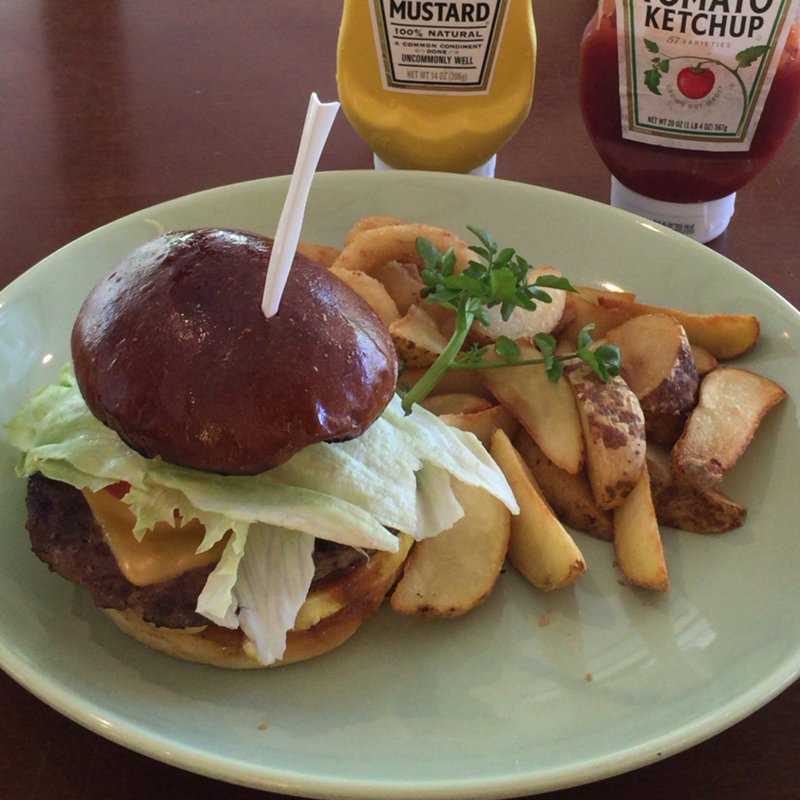 西表島バーガー 古酒味噌と島ラッキョウのソース(ホテルニラカナイ西表島 別館カジュアルイタリアン)