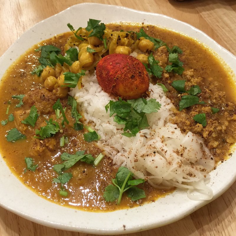 チキンカレーとキーマカレーのあいがけ スパイス玉子のせ(curry phakchi(パクチー))