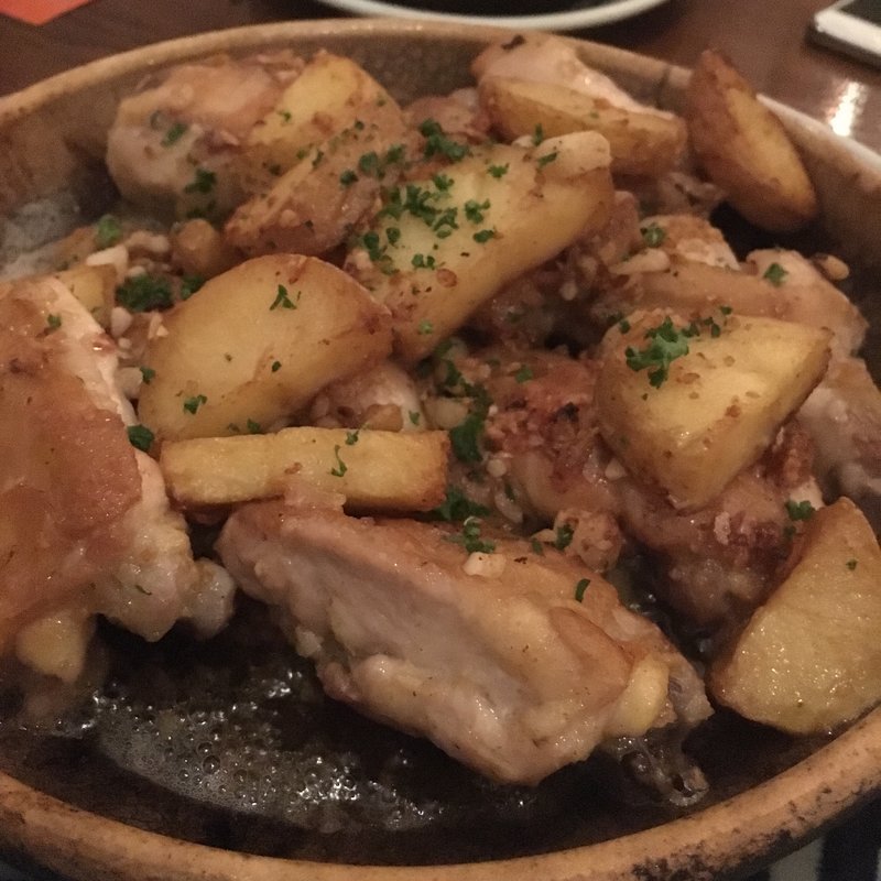 宮崎産日向鶏のガーリックチキン(spanish restaurante sangria サングリア青山店)