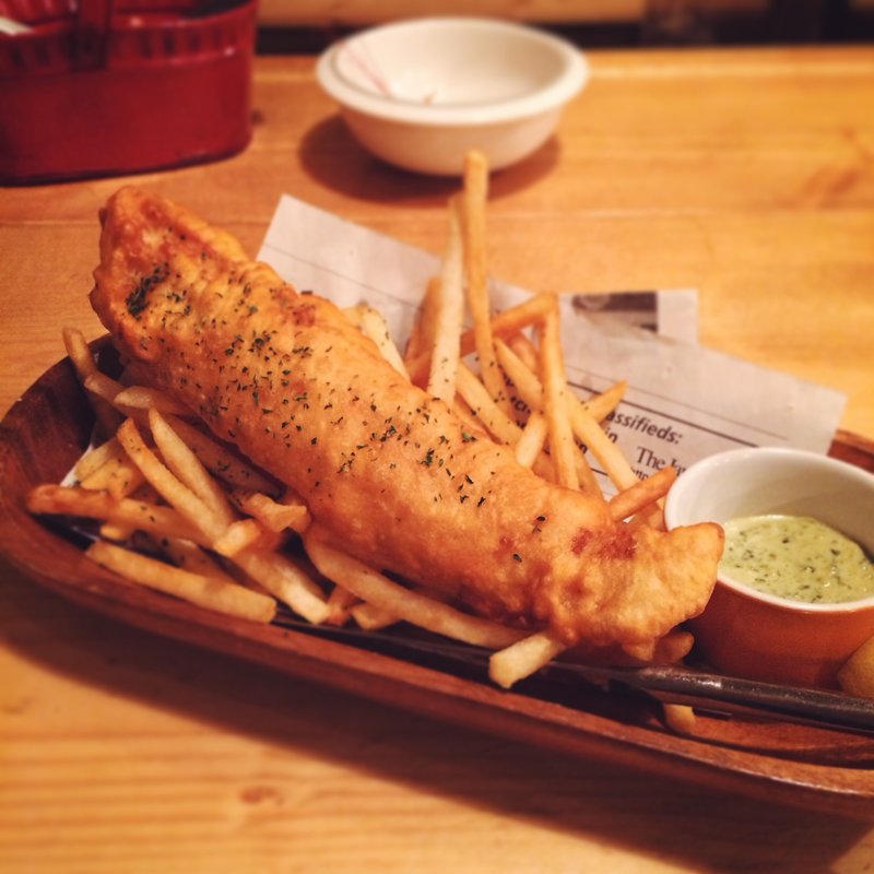 PezsTodays Fish & Chipsアンチョビオリーブディップ添 え(フュージョンバル　ペス （Ｆｕｓｉｏｎ　Ｂａｒ　Ｐｅｚ）)