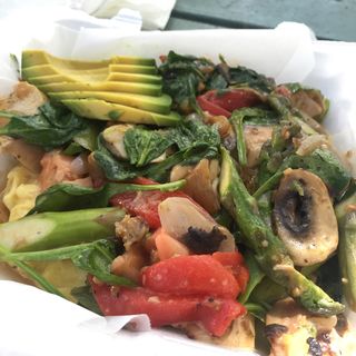 chicken veggie omelette (Bogart's Cafe)
