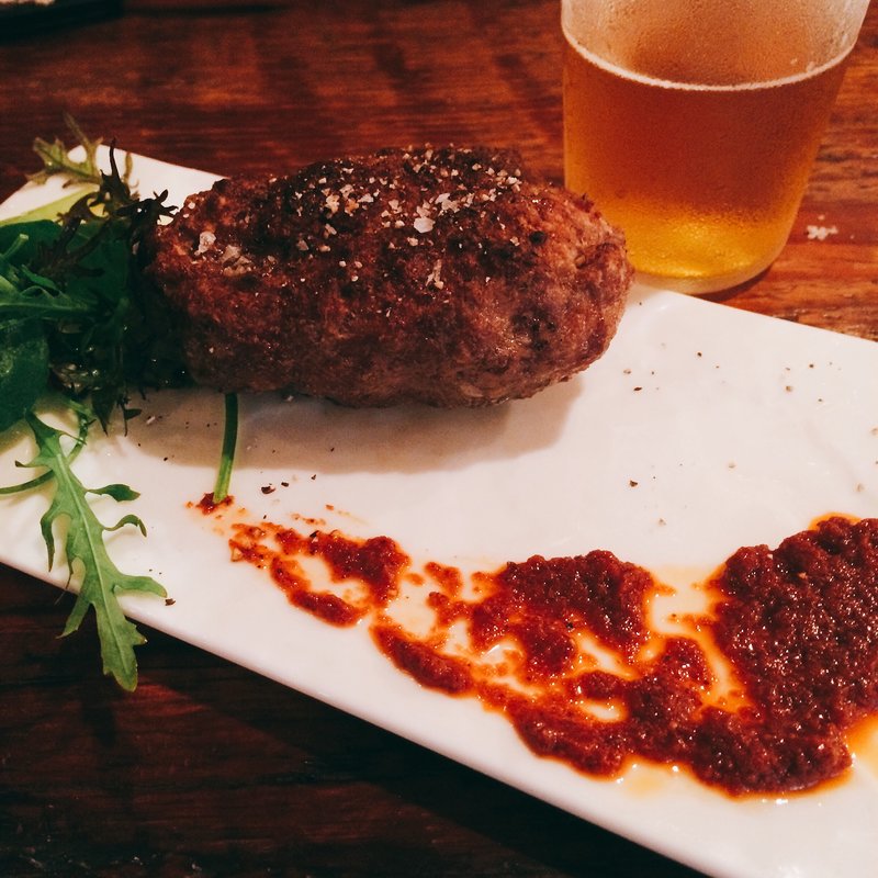 酒井さんの仔羊ハンバーグ（炭火焼）自家製ハリッサ(GROTTA PICCOLA)