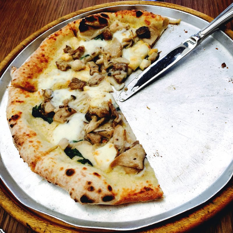 燻製モッツァレラと森のキノコのピッツァ（フンギ）(カンティーナ)