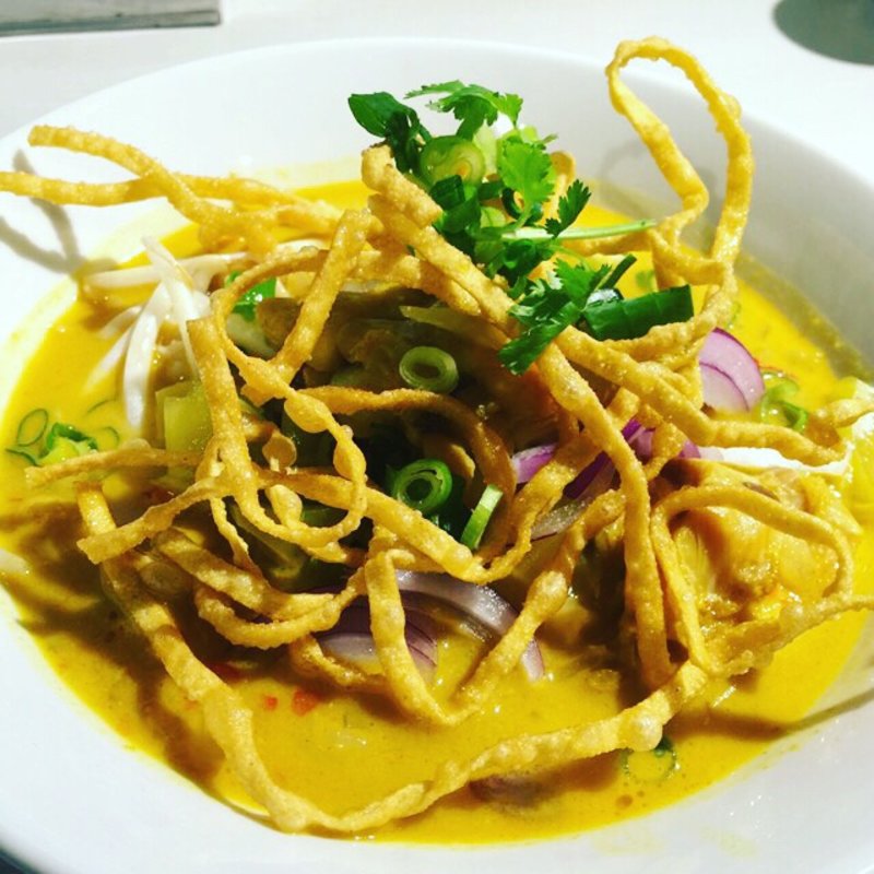 カオソーイガイパッタイパッキーマオガイラートナータレー(タイ料理店ディーディー)