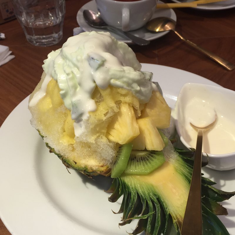 まるごとパイナップルのかき氷(ブラザーズカフェ なんば店 （BROTHERS Cafe）)