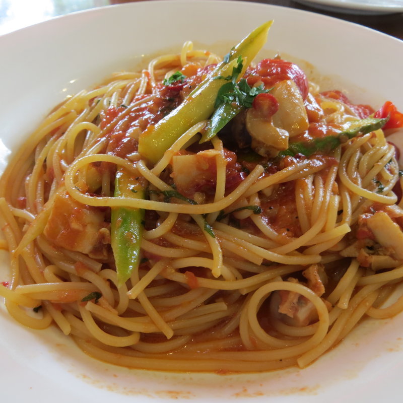 ホタテとアスパラの辛口トマトソース(イタリアンレストランアドマーニ)