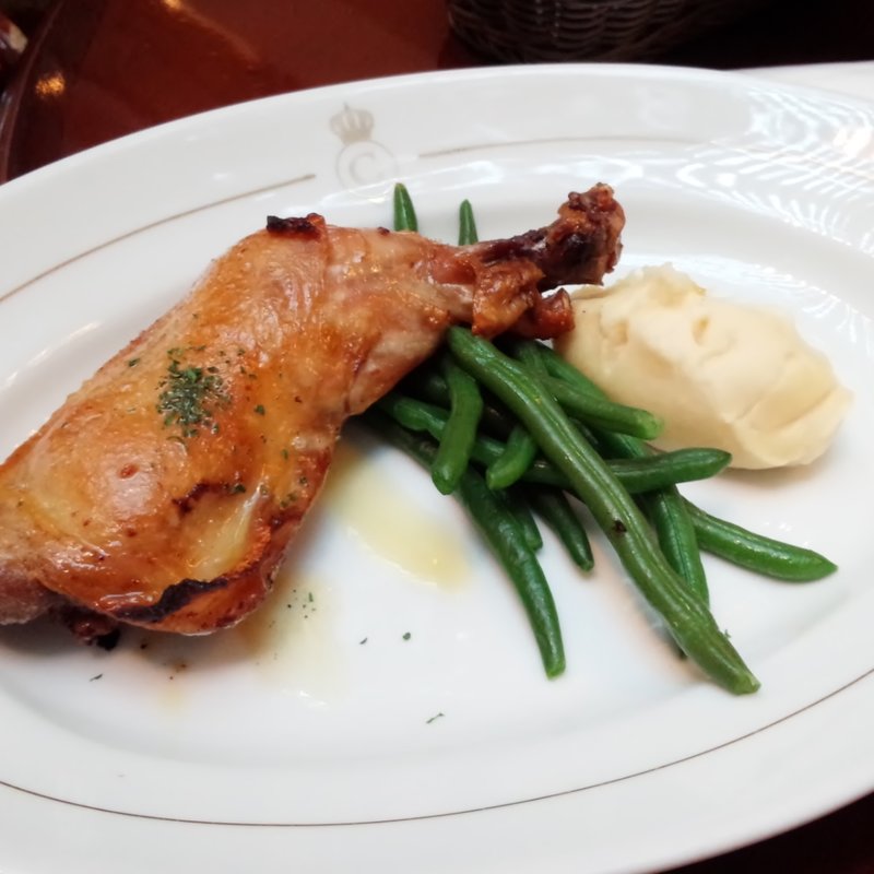 骨付き鶏もも肉のコンフィ(ブラッスリー・ラ・クラス 新横浜店)