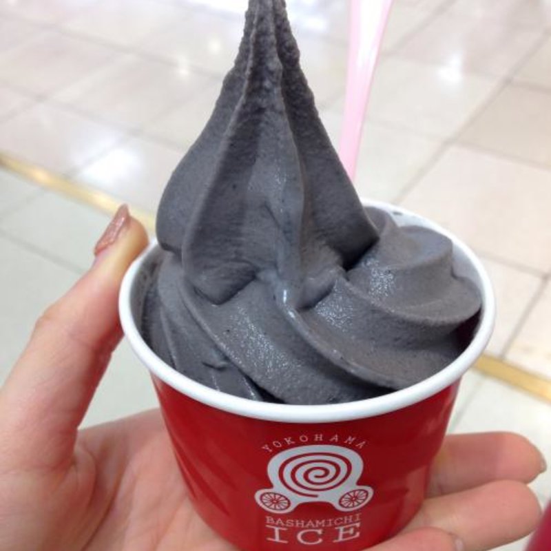 黒ごまソフトクリーム(横濱馬車道アイス)