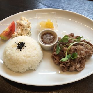 ベジビュッフェランチ 牛肉おろしポン酢(Cafe 灯菜 （カフェ アカリナ）)