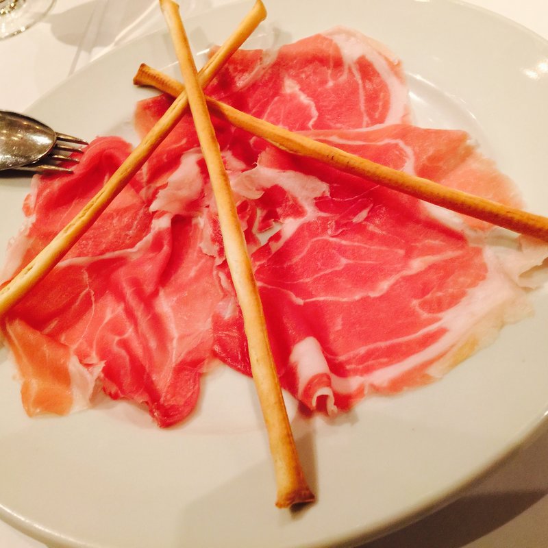 生ハムとグリッシーニ(ネロオッキ 銀座コリドー街店)