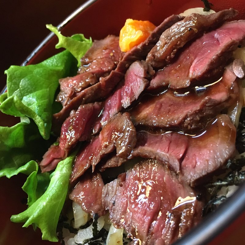 ステーキ丼(愛情たっぷり手料理　やきとり・しゃぶしゃぶ　来幸　)