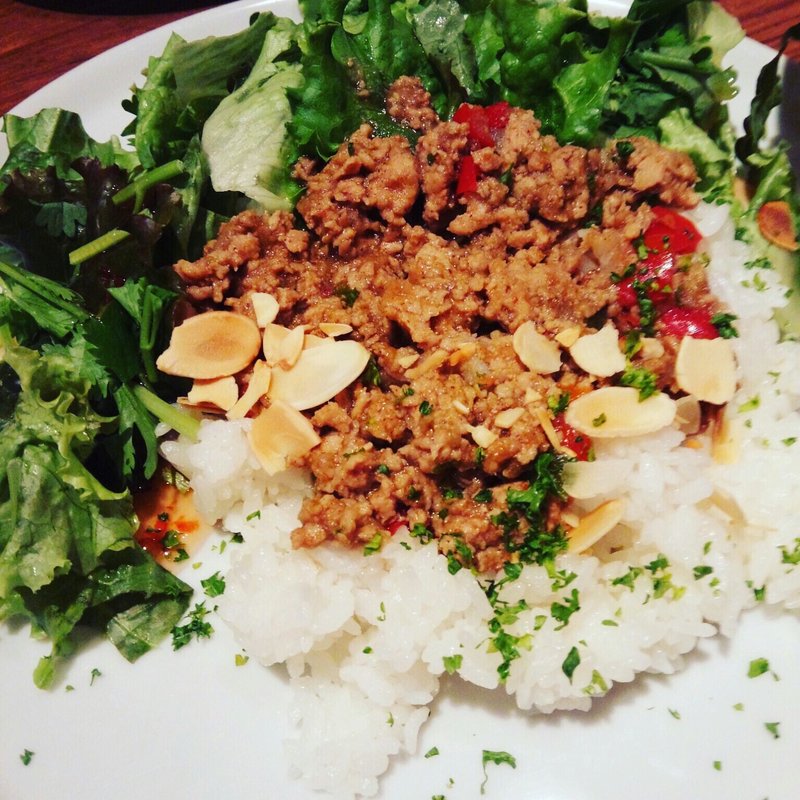 やみつきパクチーサラダと森のスパイシードライカレーセット(cafe&grill il bosco)