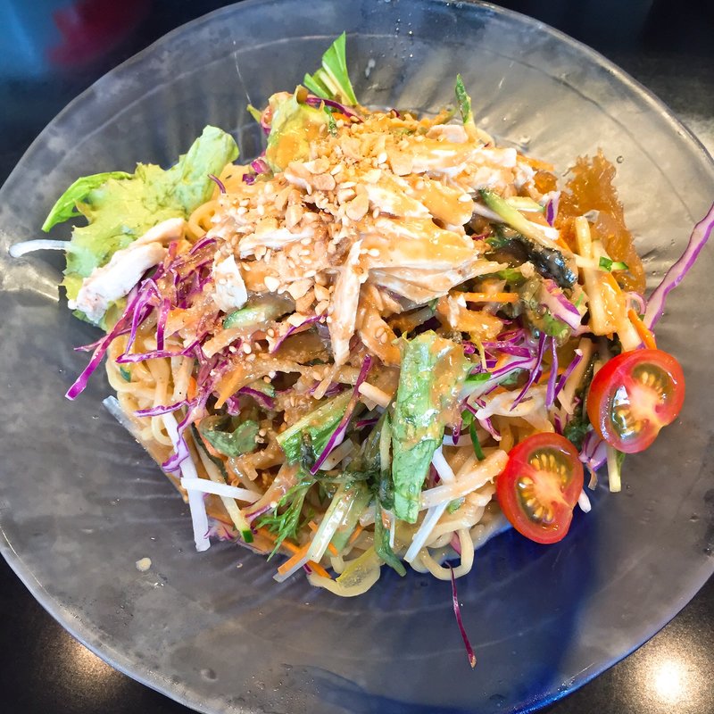 蒸し鶏と彩りサラダの冷やしまぜそば(黒蠍)