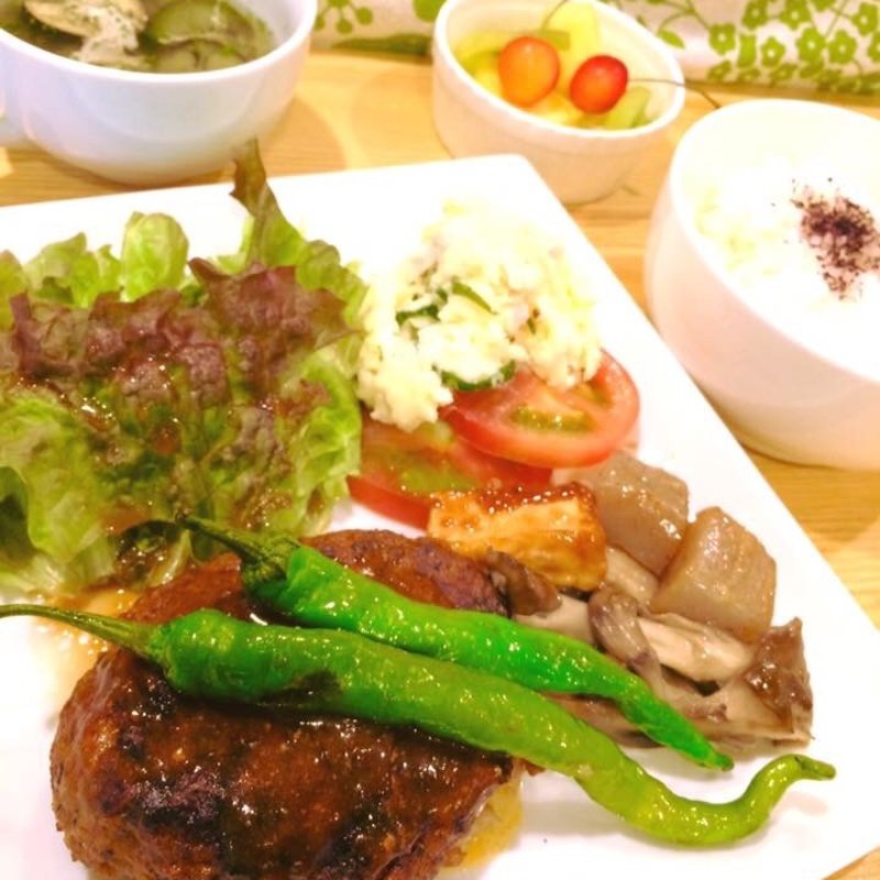 ハンバーグと野菜のセット(丘の上 C-flat （シー フラット）)