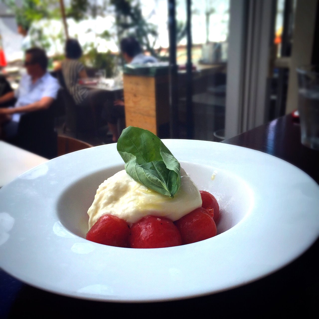 ブラータチーズのカプレーゼ カフェ ラ ボエム 自由が丘 Cafe La Boheme の口コミ一覧 おいしい一皿が集まるグルメコミュニティサービス Sarah