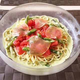 完熟トマトと生ハムの冷製パスタ(デリ&カフェ ソレイユ)