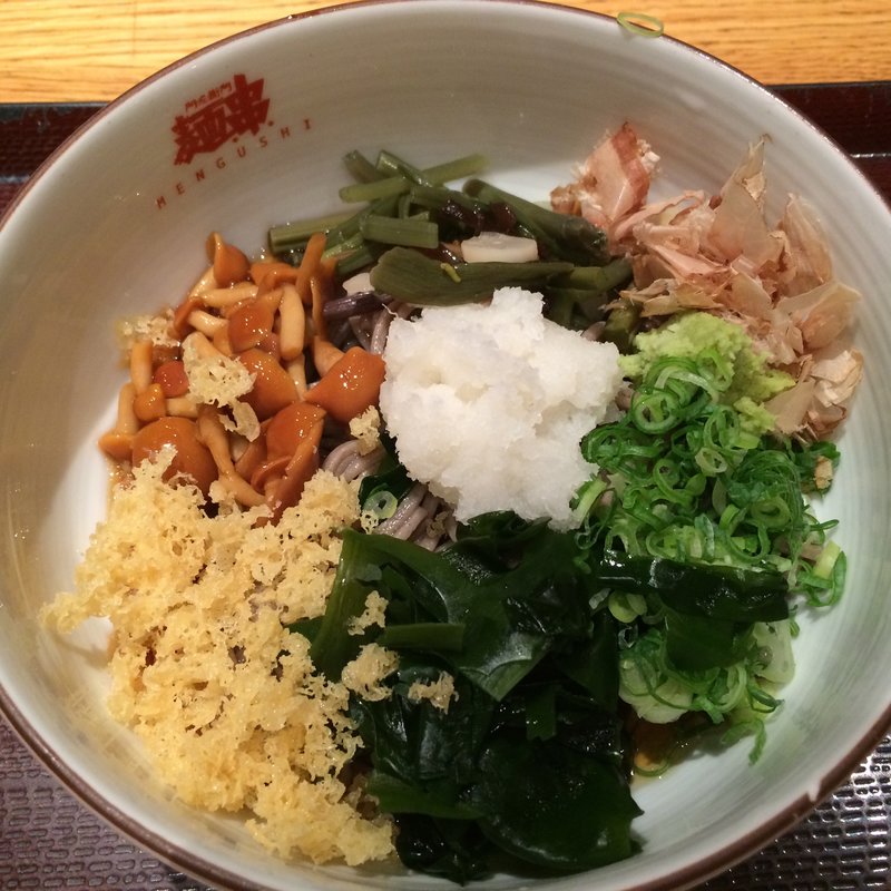 冷やし五目ぶっかけそば(麺工房 門左衛門 麺. 串 )