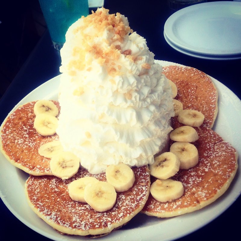 パンケーキ　バナナホイップクリームとマカデミアナッツ(Eggs 'n Things 湘南江ノ島店)