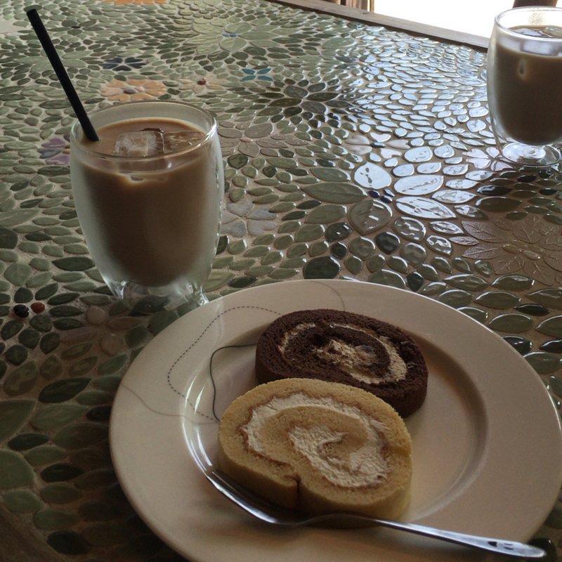 ロールケーキとドリンクのセット(モイストロールカフェ （Moist Roll Cafe）)