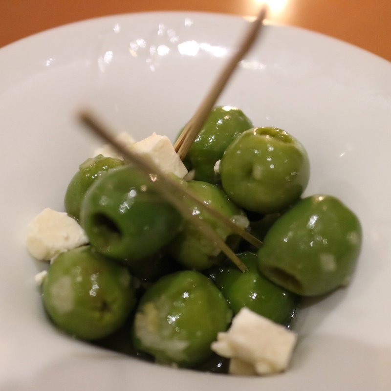 自家製グリーンオリーブのマリネとフェッタチーズ(LA MAREE DE CHAYA 葉山本店 )