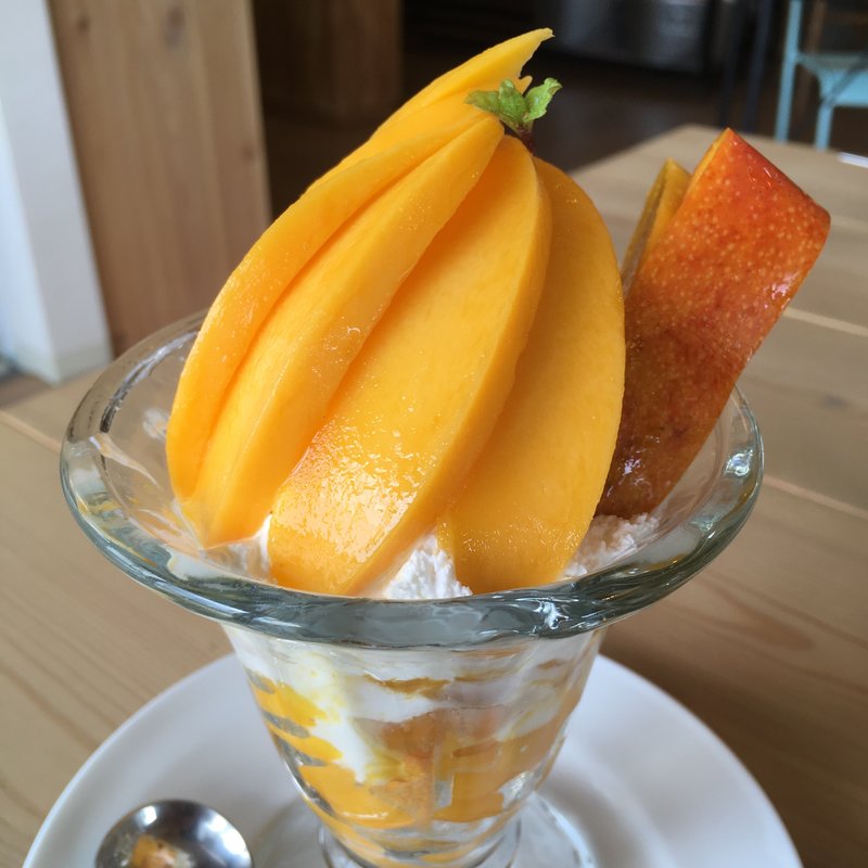 自家農園の完熟マンゴーパフェ(アンファーム )