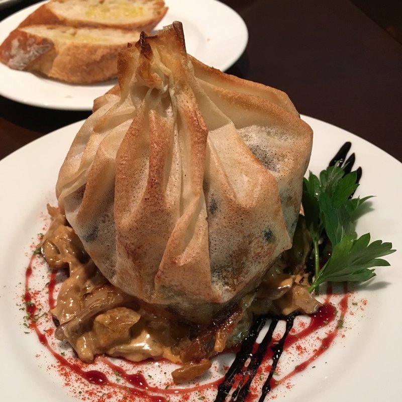 若鶏のブリック包み焼き きのこクリームソース(ワインビストロ ラトリシエール )