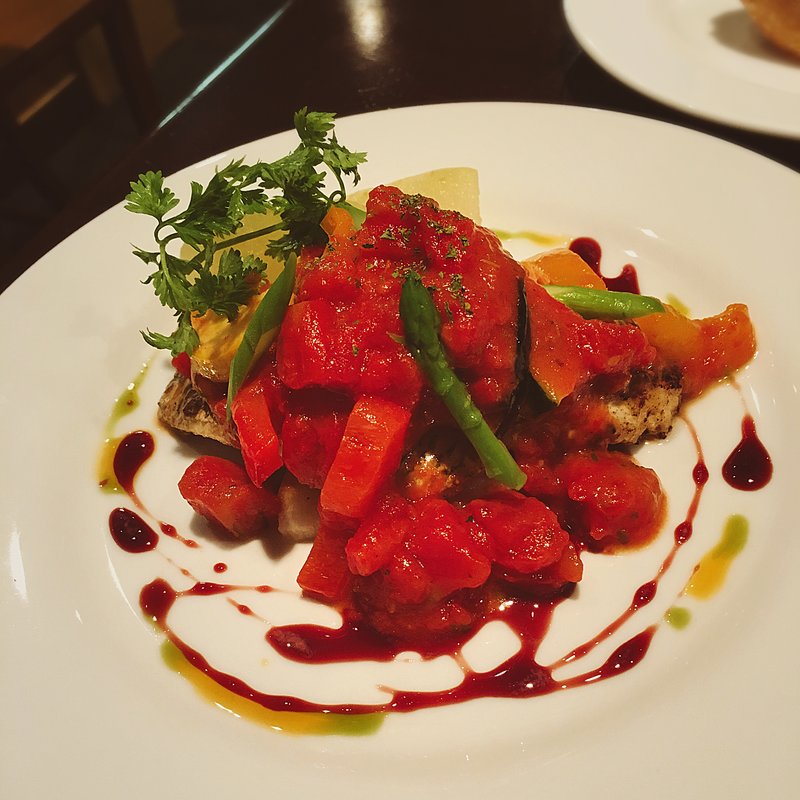 黒鯛のポワレ 夏野菜のトマトソース(ワインビストロ ラトリシエール )