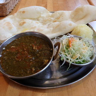 ほうれん草とチキンのカレー(ガンディーマハル)