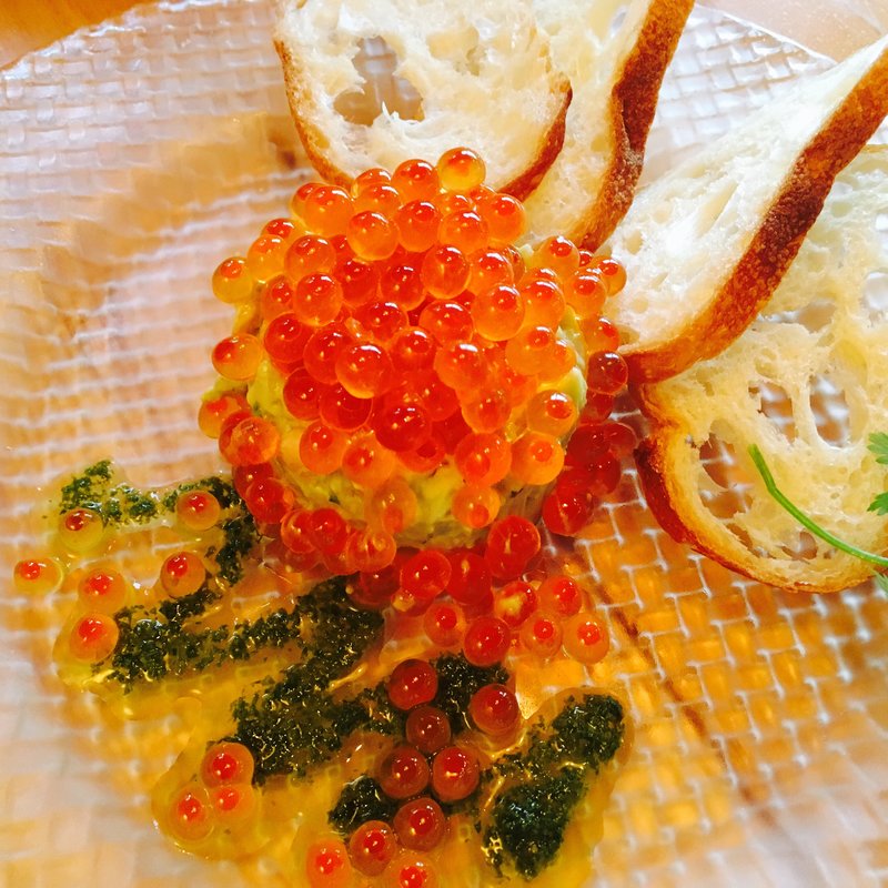 アボカドのタルタル  イクラのせ(ヴィーニデルチエロ （VINI Del Cielo）)