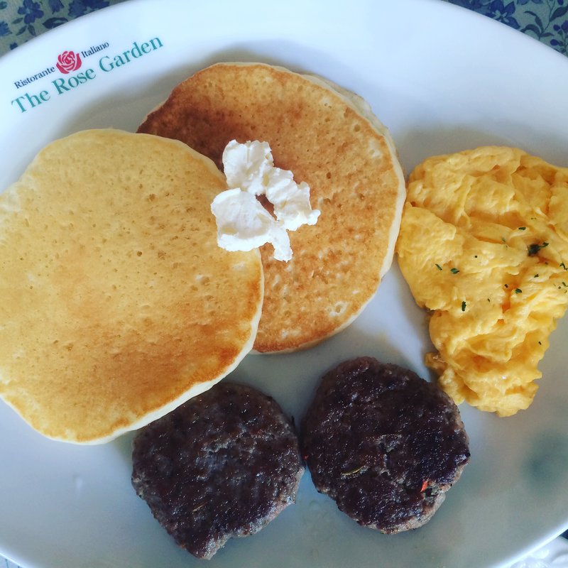 パンケーキと自家製ソーセージとスクランブルエッグ(The Rose Garden （ザ ローズガーデン）)