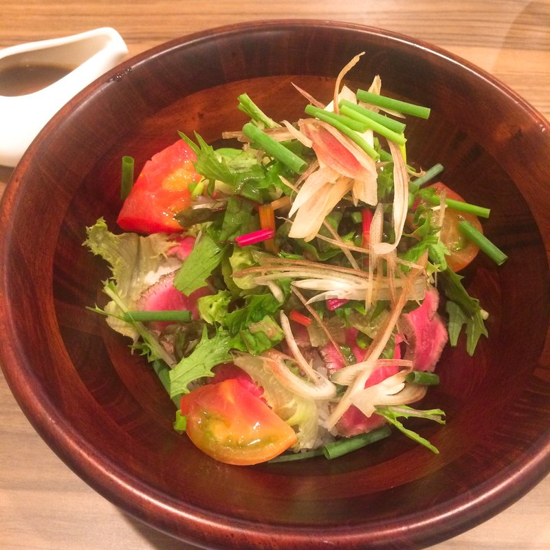 牛もも肉のタタキ丼(Bistro KAKIYA)