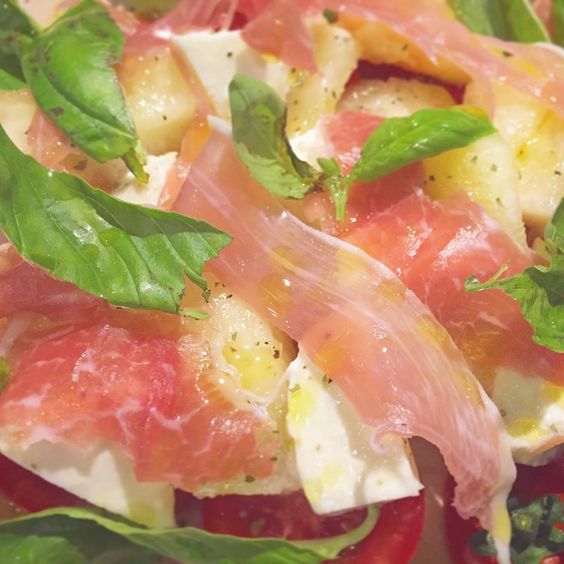 桃とトマトとバジル、生ハムのカプレーゼ(十兵衛)
