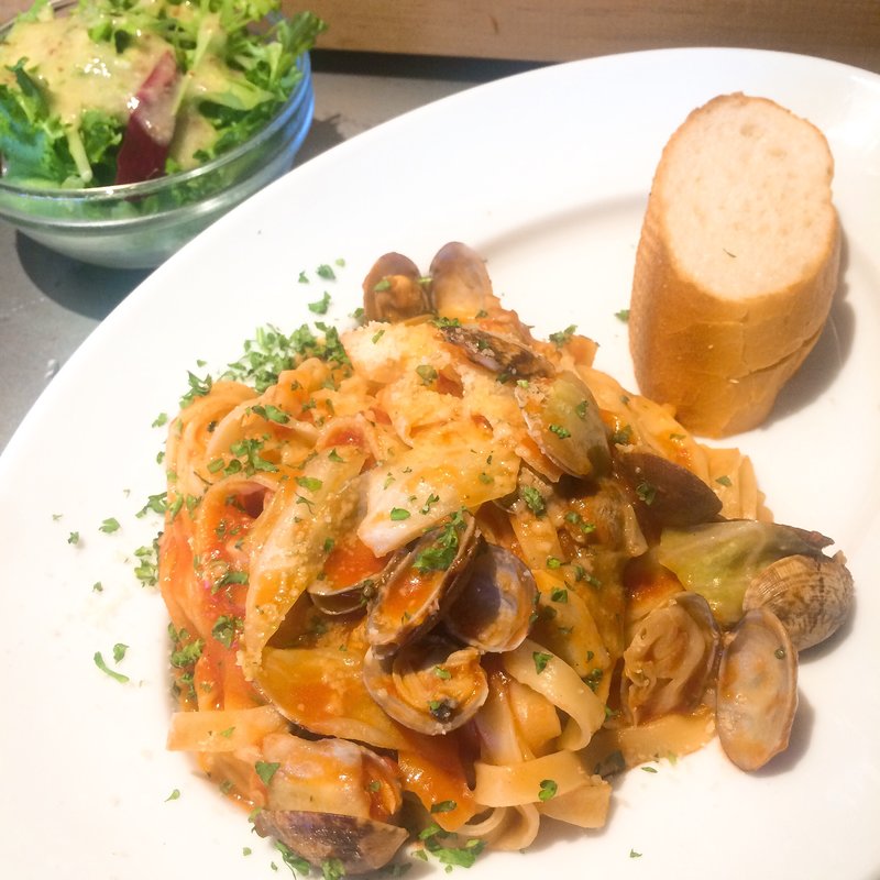 夏キャベツと浅利のトマトソースパスタ(Wine & Grill TACT.)