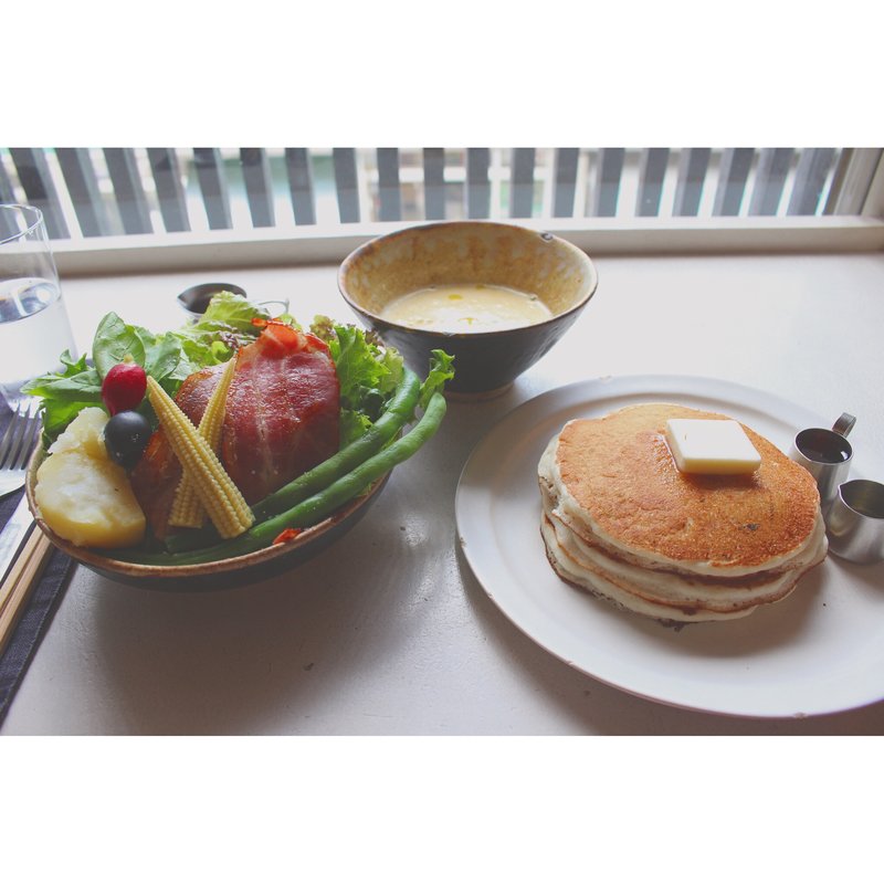 サラダとバターミルクのパンケーキ(ももちどり)