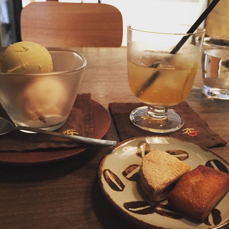 ピスタチオとイチゴのアイスと自家製ジンジャーエール(杏 （アンズ）)