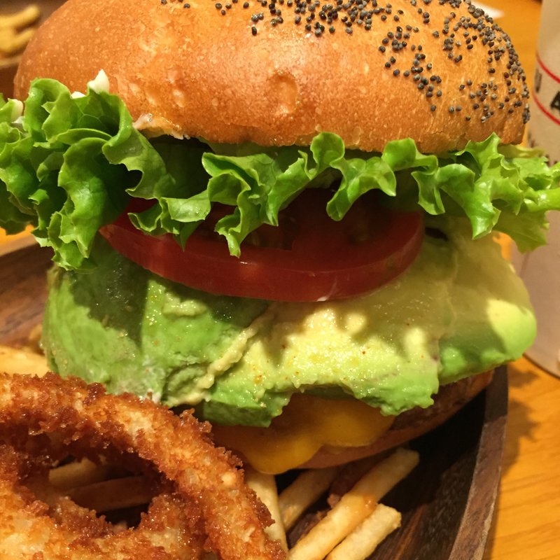 厚切りチェダーチーズアボカドバーガーセット(KUA`AINA 福岡ソラリアプラザ店)